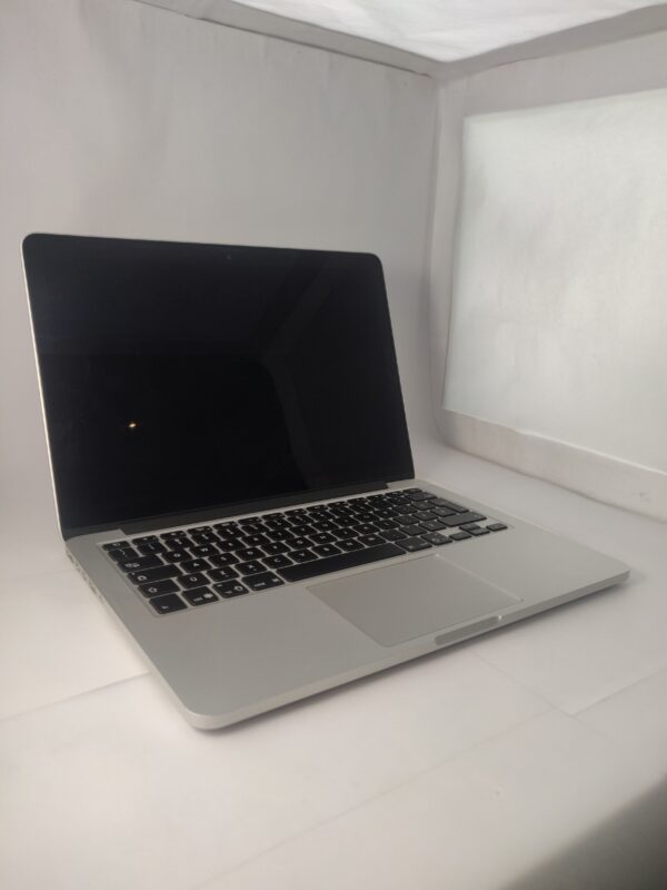 Apple laptop Mac Book PRO retina blanca